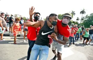 En la foto, un hombre siendo detenido durante una manifestación en el histórico estallido social del 11 de julio de 2021, en La Habana