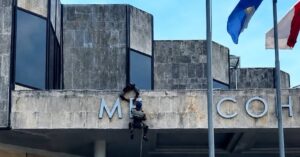 En la foto, trabajadores quitán el letrero de 'Meliá' del Hotel Cohíba, en La Habana