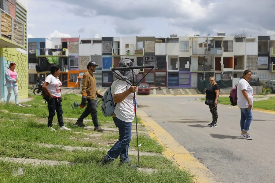 En la foto, Integrantes del colectivo Luz de Esperanza buscan personas y familiares desaparecidos por el crimen organizado en México este jueves, en el municipio de Tlajomulco de Zúñiga, en Jalisco