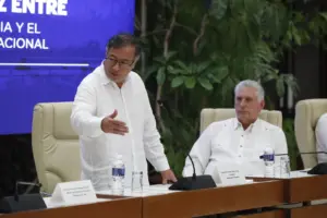 El presidente de Colombia Gustavo Petro (i), acompañado del presidente de Cuba Miguel Díaz-Canel