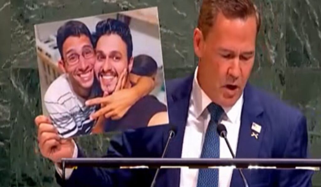 En la foto, el embajador de EEUU en la Onu, Mike Waltz, sostiene una foto de los hermanos Jorge y Nadir Martín Perdomo