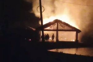 En la foto, incendio en el ranchón de Playa Tokio, en Caimanera