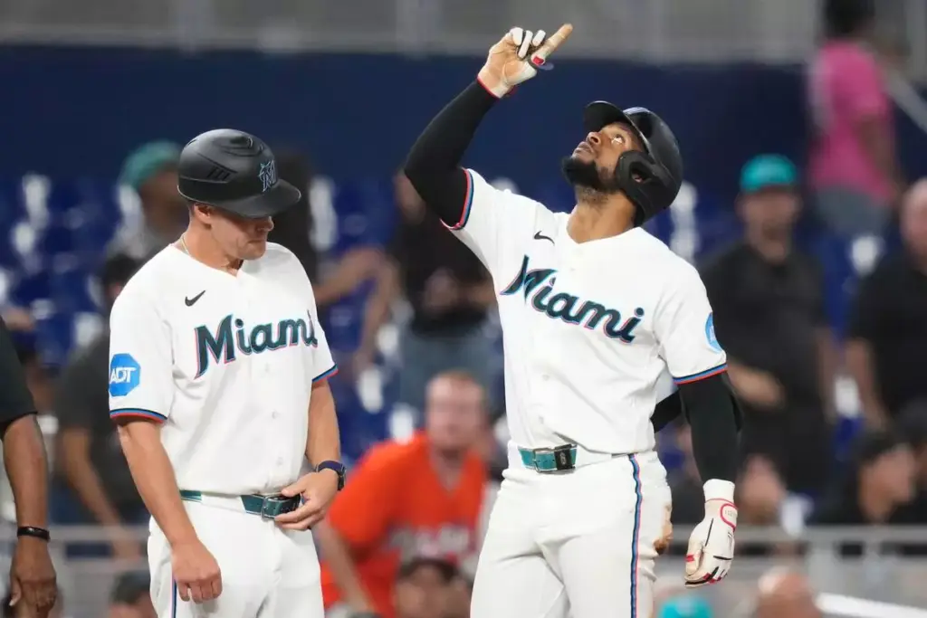 Marlins barre a Mariners en la serie y extiende a seis su racha de victorias 2 En la foto, Otto López llega a tercera con triple