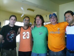 En la foto, al centro, el autor