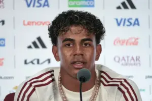 En la foto, Lamine Yamal de España habla en una rueda de prensa este lunes, previo al partido de semifinales del Mundial de la FIFA 2026 entre Francia y España en Dallas (EE.UU.).