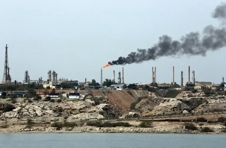 Irán dice que sigue vendiendo crudo pese a que EE.UU. ha revocado la exención de las sanciones 1 En la foto, la isla de Jarg, corazón de la industria petrolera de Irán