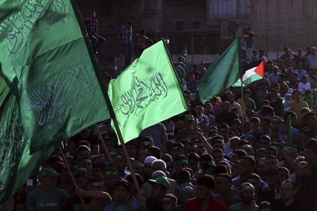 En la foto, Palestinos ondean banderas de Hamás en una manifestación en apoyo de la organización en Nablus (Cisjordania)
