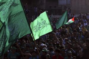 En la foto, Palestinos ondean banderas de Hamás en una manifestación en apoyo de la organización en Nablus (Cisjordania)