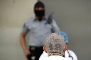 En la foto, los tatuajes de una persona privada de la libertad en la cárcel de máxima seguridad para pandilleros, Centro de Confinamiento del Terrorismo (Cecot), en San Salvador (El Salvador)