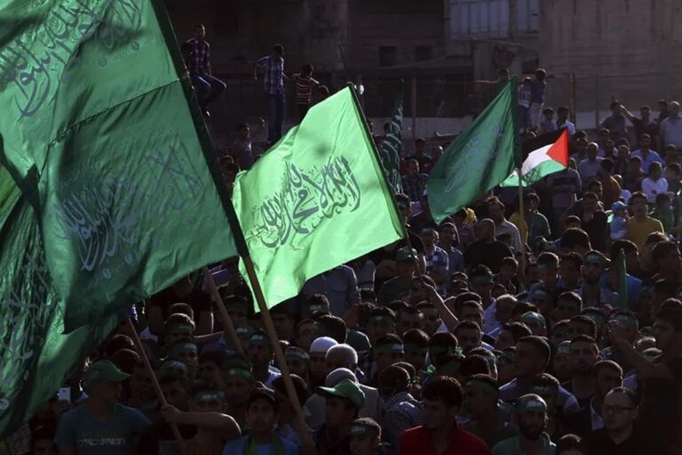 En la foto, Palestinos ondean banderas de Hamás en una manifestación en apoyo de la organización en Nablus (Cisjordania)