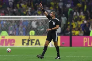En la foto, El árbitro Slavko Vincic impone tarjeta roja en un partido de los dieciseisavos de final del Mundial de la FIFA 2026 entre México y Ecuador en el estadio Azteca
