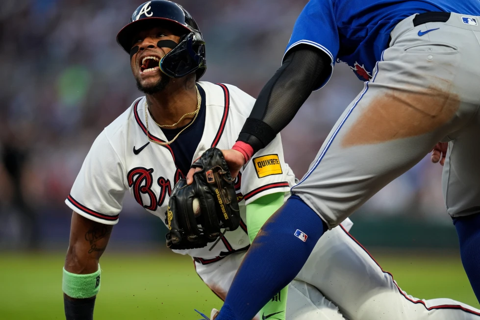 En la foto, Ronald Acuña Jr. (13), de los Bravos de Atlanta, roba la tercera base ante el tercera base de los Azulejos de Toronto, Kazuma Okamoto (7), en la quinta entrada de un partido de béisbol el 3 de junio de 2026 en Atlanta.
