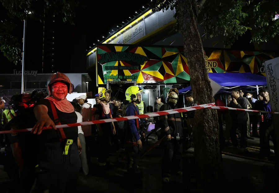 En la foto, Bomberos tailandeses y rescatistas trabajan en la atención de un incendio que ha cobrado la vida de al menos 27 personas, en Bangkok