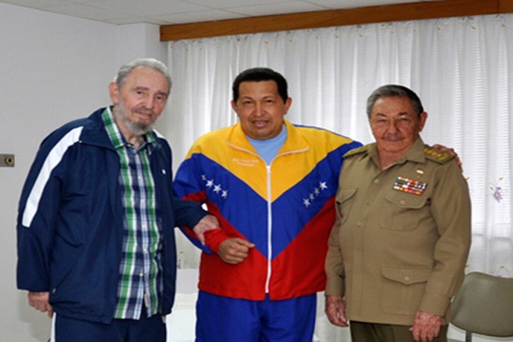 En la foto, los hermanos Castro y Hugo Chávez