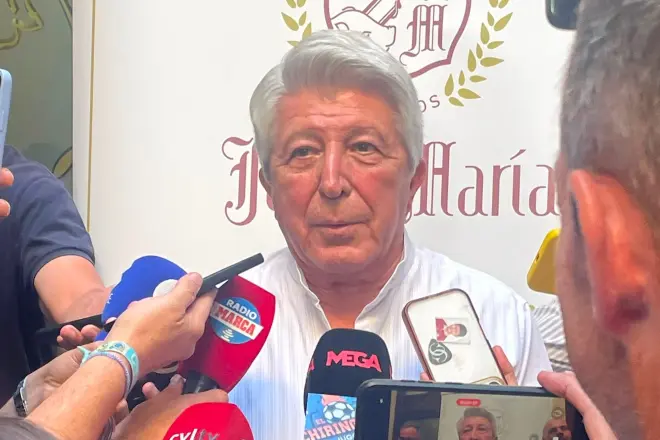 En la foto, Cerezo celebra récord del Atlético en finales del Mundial y zanja el futuro de Julián Álvarez