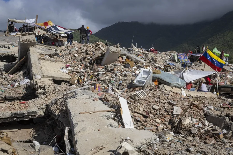 Sube a 5.278 la cifra de muertos por el doble terremoto en Venezuela 2 En la foto, Voluntarios realizan labores de remoción de escombros de edificios destruidos por terremotos, en Caraballeda (Venezuela)