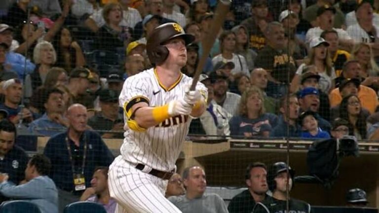 Jonrón de 3 carreras de Cronenworth impulsa a Padres a vencer a Gallen y Diamondbacks 1 En la foto, Jake Cronenworth