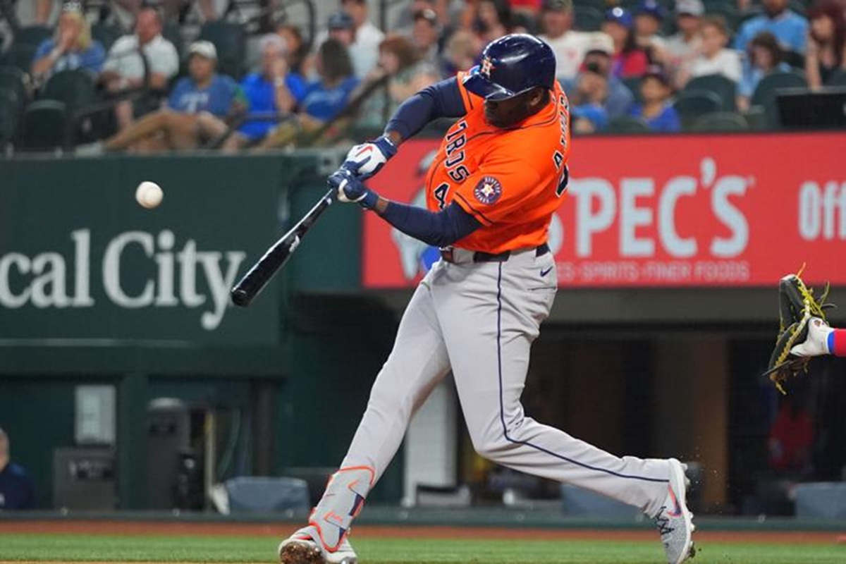 Yordan Álvarez sacude otro jonrón descomunal y los Astros aplastan a los Rangers 1 En la foto, Yordan Álvarez