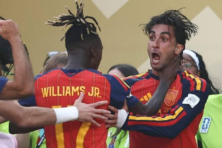 El gol que nació en el desierto 5 En la foto, Nico Williams y Ferrán Torres