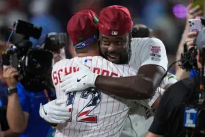 En la foto, Jordan Walker, de St. Louis Cardinals, sorprendió a los favoritos y conquistó el Derby de Jonrones del Juego de Estrellas de Grandes Ligas