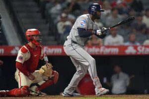 En la foto, Yordan Álvarez brilla como astro en el triunfo de Houston