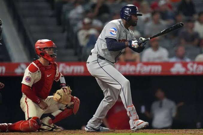 En la foto, Yordan Álvarez brilla como astro en el triunfo de Houston