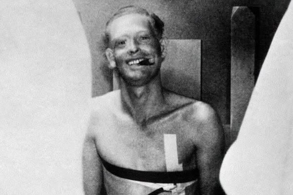 En la foto, Jack Sullivan fuma un puro en la cámara de gas