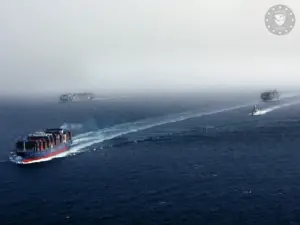 En la foto, Buques mercantes transitan por el mar Rojo bajo la protección de la fragata italiana BERGAMINI, como parte de la operación Aspides de la UE