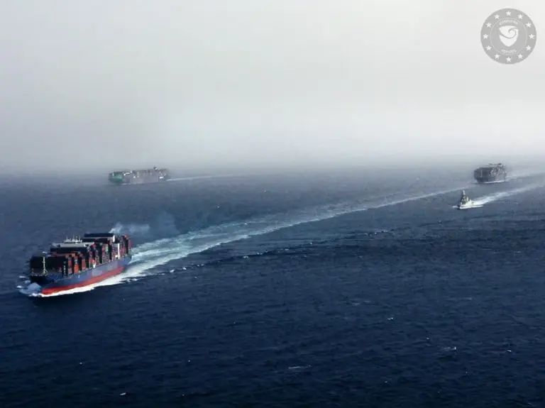 En la foto, Buques mercantes transitan por el mar Rojo bajo la protección de la fragata italiana BERGAMINI, como parte de la operación Aspides de la UE