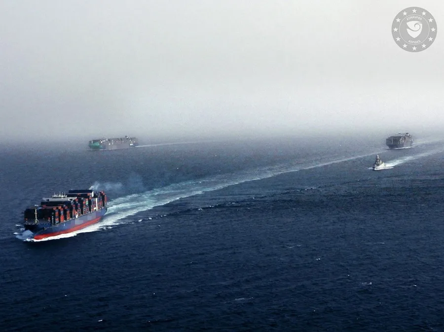 En la foto, Buques mercantes transitan por el mar Rojo bajo la protección de la fragata italiana BERGAMINI, como parte de la operación Aspides de la UE