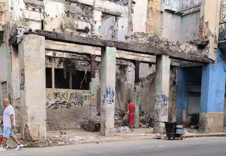 El poscastrismo 1 En la foto, ruinas en la Cuba del castrismo