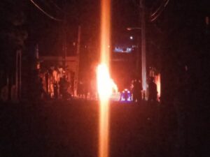En la foto, los habitantes de La Habana le prenden fuego a la basura en protesta contra los apagones