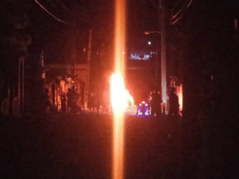 En la foto, los habitantes de La Habana le prenden fuego a la basura en protesta contra los apagones