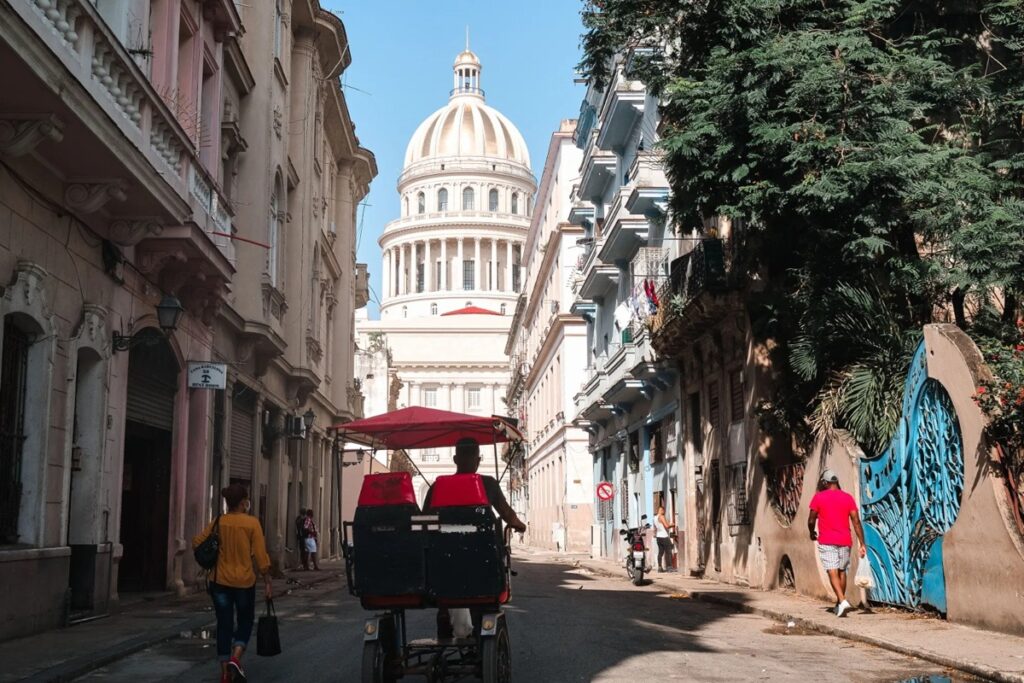 El salto a ciegas 2 En la foto, una calle de La Habana