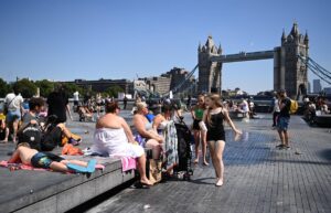 En la foto, habitantes de Londres en la calle, por la ola de calor