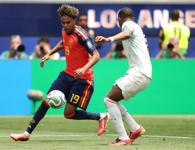 Lamine frente a Nuno, el duelo total: arranque frente a potencia 1 En la foto, Lamine Yamal y Nuno Mendes