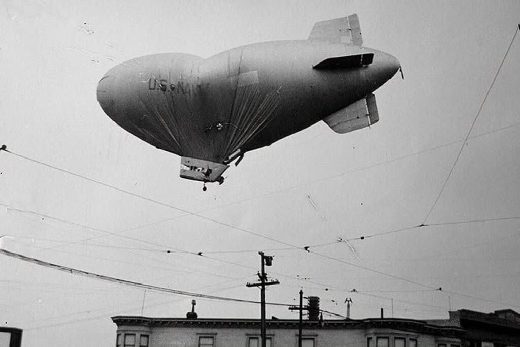 En la foto, el dirigible L-8