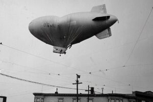 En la foto, el dirigible L-8