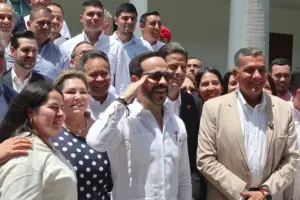 En la foto, El presidente electo de Colombia, Abelardo de la Espriella (c), posa junto a integrantes de su gabinete de Gobierno y autoridades locales este miércoles, en Cúcuta (Colombia)