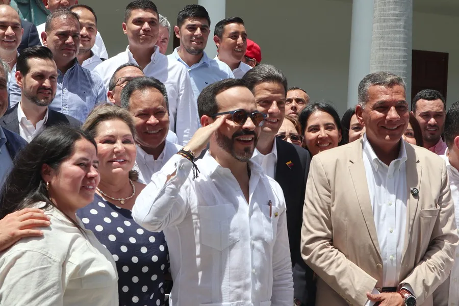 La posible investidura de Abelardo de la Espriella en un batallón crea otra polémica en Colombia 3 En la foto, El presidente electo de Colombia, Abelardo de la Espriella (c), posa junto a integrantes de su gabinete de Gobierno y autoridades locales este miércoles, en Cúcuta (Colombia)