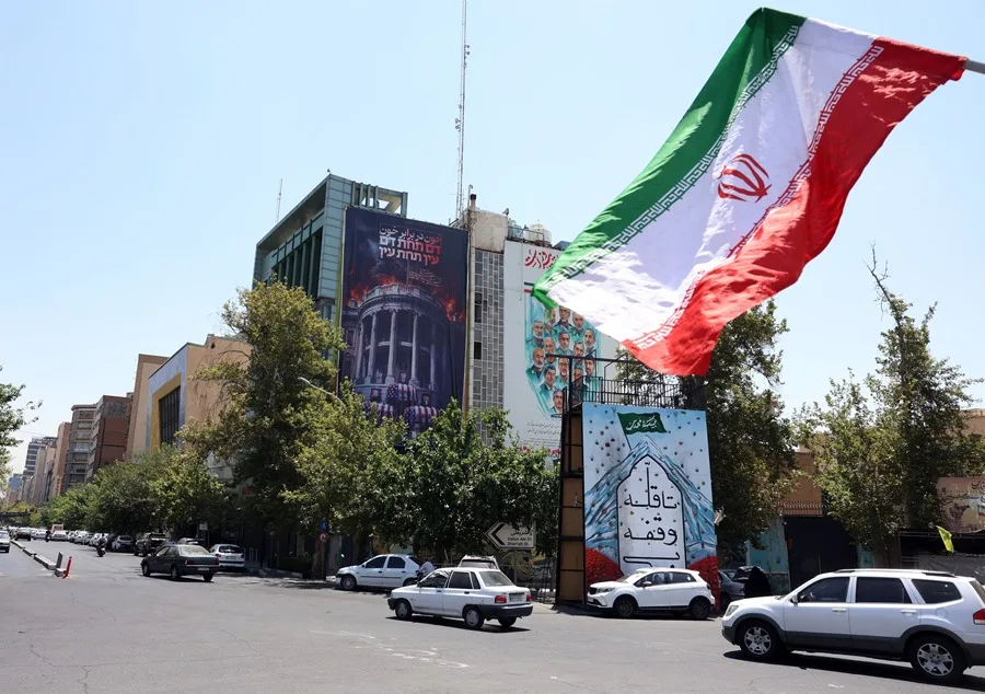 Irán lanza numerosos ataques sobre Catar, Baréin y Kuwait en respuesta a una nueva ofensiva de Estados Unidos 2 En la foto, Murales con lemas antiamericanos en una calle de Teherán, uno de lo cuales dice «Sangre por sangre»