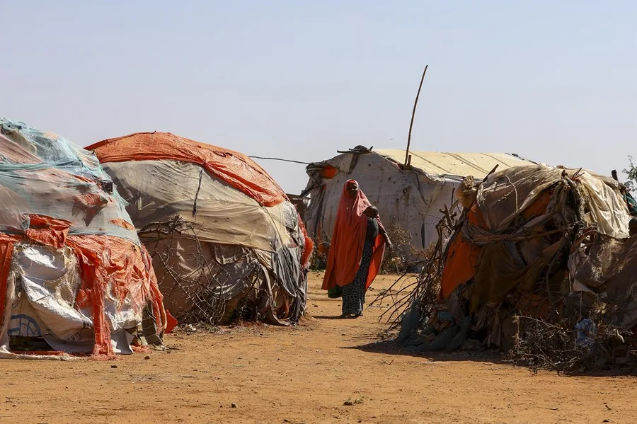 ONU: El hambre afecta a 645 millones de personas en el mundo, aunque se redujo en 2025 2 En la foto, Una mujer en un campo de desplazados en Somalia