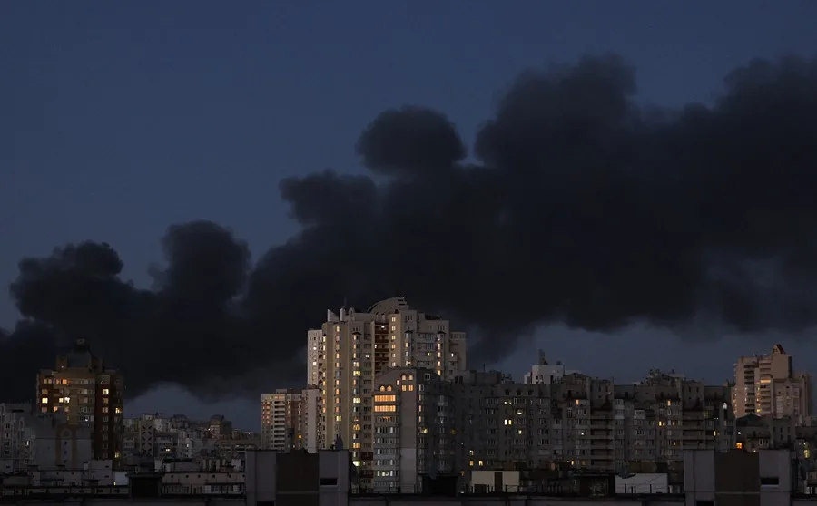 En la foto, una columna de humo tras un ataque ruso sobre Kiev