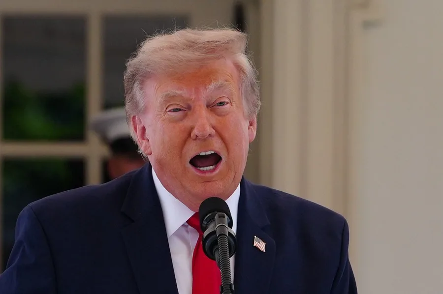 EE.UU. completa una nueva oleada de ataques contra objetivos militares de Irán 2 En la foto, El presidente de Estados Unidos, Donald Trump, pronuncia unas palabras al recibir a destacados pilotos de la IndyCar en la Casa Blanca, en Washington D. C.