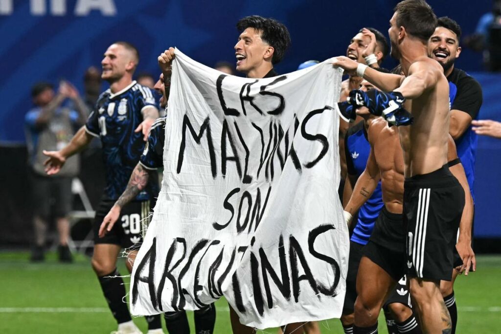 Argentina enfrenta posible sanción de FIFA por pancarta de Malvinas tras precedente de 2012 4 En la foto, jugadores argentinos muestran una pancarta reclamando Las Malvinas