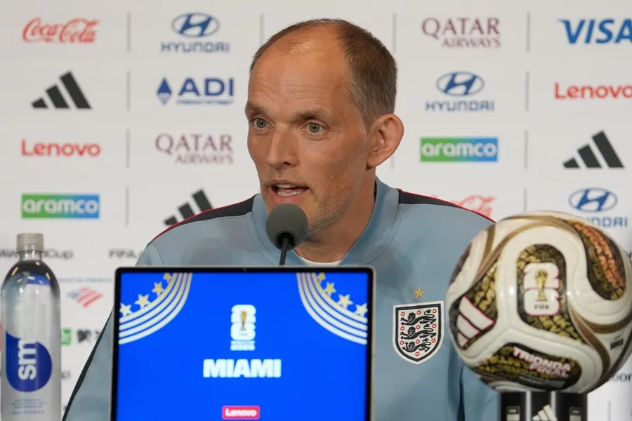 Tuchel asegura que Inglaterra está un escalón por debajo de Argentina, España y Francia 6 En la foto, El seleccionador de Inglaterra, Thomas Tuchel, habla en una rueda de prensa previa al partido del Mundial de la FIFA 2026 por el tercer puesto contra Francia
