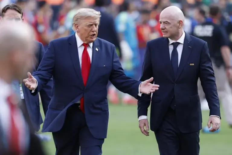 En la foto, El presidente de Estados Unidos, Donald Trump (i), y el presidente de la FIFA, Gianni Infantino (d), abandonan el terreno de juego tras la final de la Copa Mundial, en Nueva Jersey