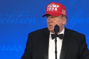 En la foto, Captura de una transmisión de la cadena C-Span del presidente de EE.UU., Donald Trump, durante la Cena de Corresponsales de La Casa Blanca este viernes, donde bromeo con la posibilidad de presentarse a las elecciones presidenciales de 2028 y se colocó una gorra roja con el año 2028 en la parte frontal, en Washington (EE.UU.)