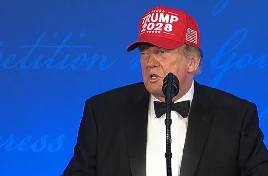 Trump bromea en la Cena de Corresponsales con presentarse a las elecciones de 2028 2 En la foto, Captura de una transmisión de la cadena C-Span del presidente de EE.UU., Donald Trump, durante la Cena de Corresponsales de La Casa Blanca este viernes, donde bromeo con la posibilidad de presentarse a las elecciones presidenciales de 2028 y se colocó una gorra roja con el año 2028 en la parte frontal, en Washington (EE.UU.)