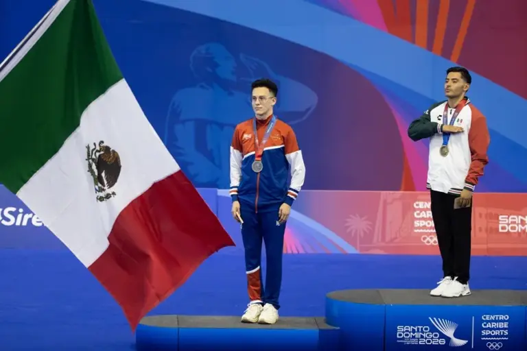 México deja su tarjeta de presentación en la cima del medallero de los Juegos Centroamericanos 1 En la foto, William Arroyo (d) de México, medalla de oro, y Victor Cantillano de Costa Rica, medalla de plata, posan este sábado por la categoría Taekwondo, durante los XXV Juegos Centroamericanos y del Caribe Santo Domingo 2026, en Santo Domingo